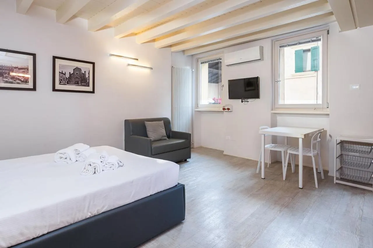 Vicolo Zini Apartments Verona Italy